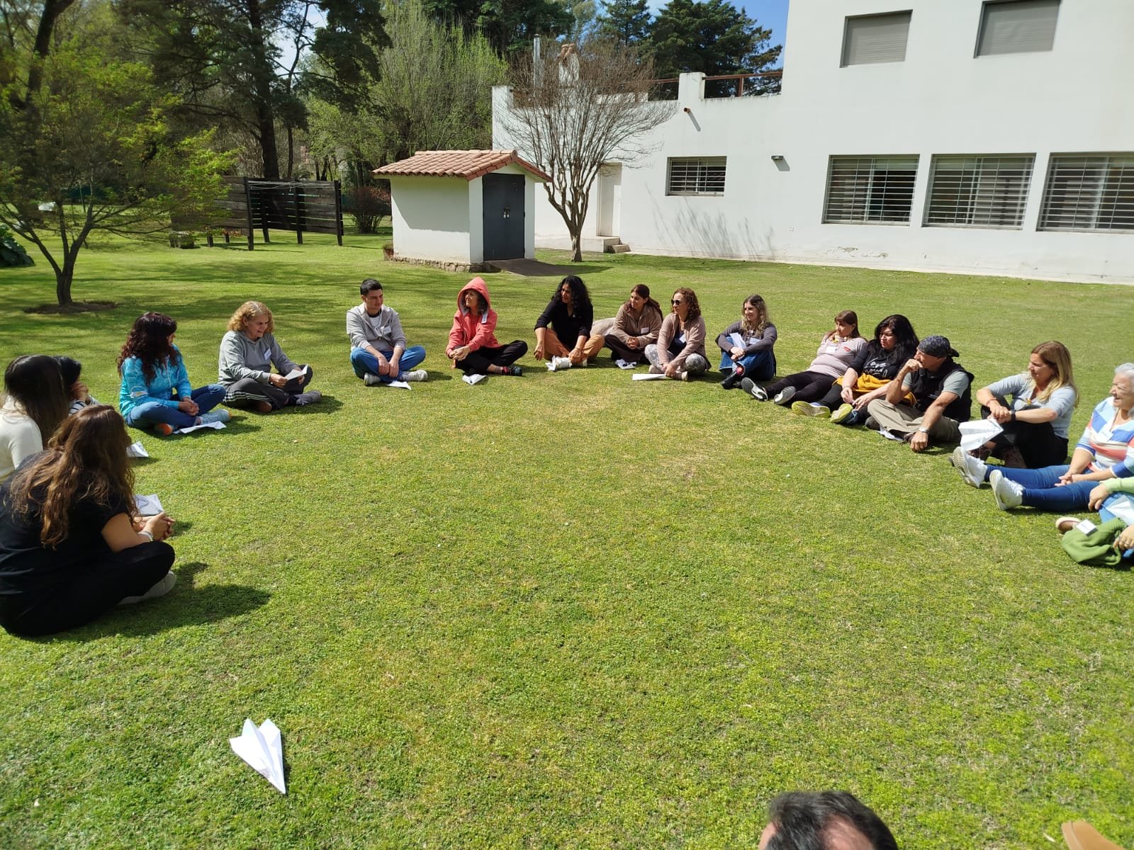 Participantes de FUDEHUM durante una actividad grupal al aire libre