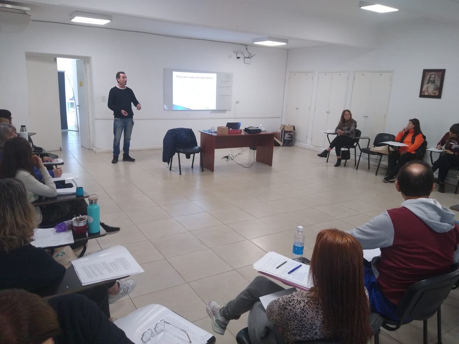 Clase presencial de FUDEHUM con participantes en círculo