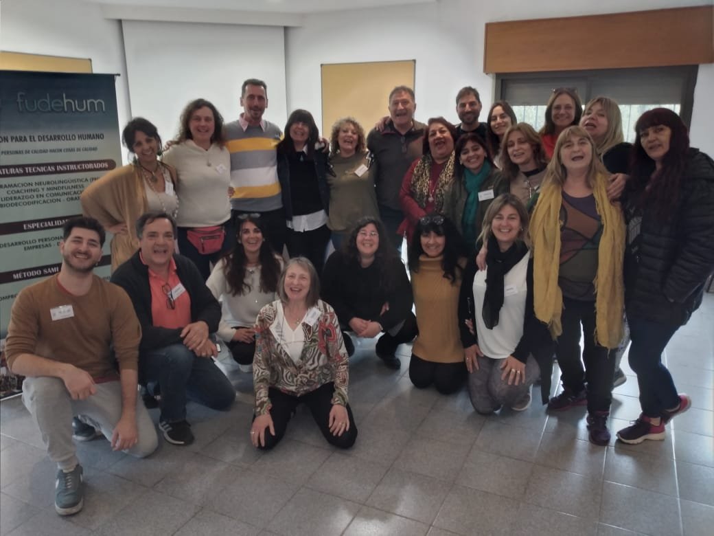 Comunidad de FUDEHUM reunida en una actividad presencial