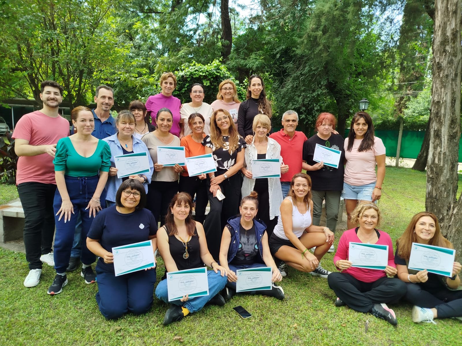 Participantes de FUDEHUM reunidos con sus certificados