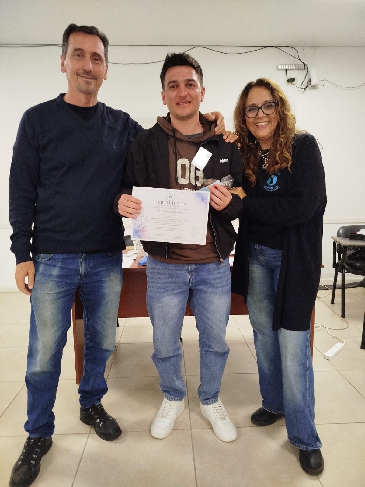 Entrega de diploma de FUDEHUM con Marcelo Alejos